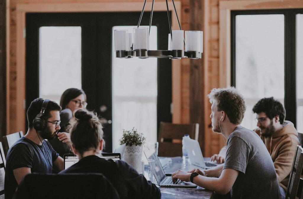 Scrum avancé : meilleures pratiques pour équipes IT 2 agile scrum team meeting