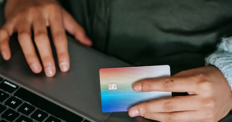 Site vitrine ou site e-commerce : lequel choisir pour votre activité ? 2 Achat en ligne sur un ordinateur portable avec une carte bancaire