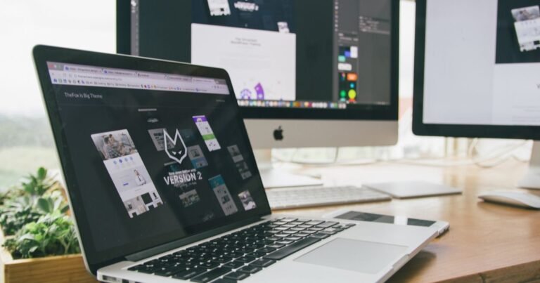 WordPress, Wix ou Shopify : quelle solution pour le site de votre PME ? 1 Poste de travail avec un site web affiché sur un portable et un écran